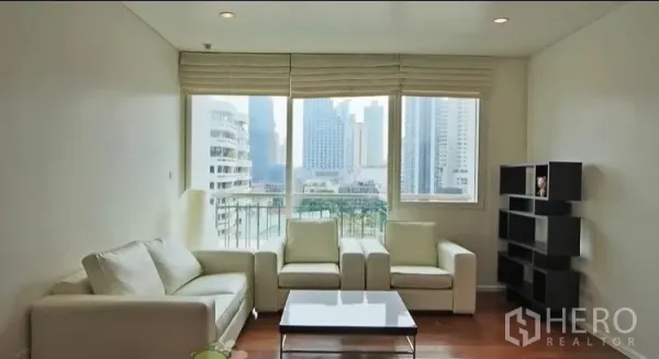 公寓 出租在Watthana, Bangkok - 面向大窗的会客区，可见曼谷天际线与置物架
