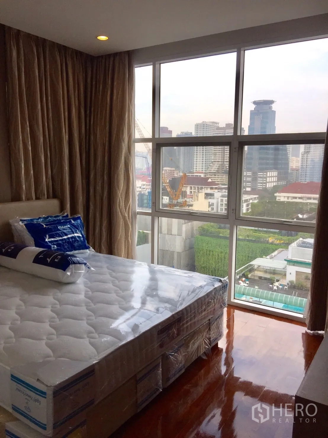 คอนโด ให้เช่าในWatthana, Bangkok - ห้องนอนหน้าต่างบานใหญ่ พื้นไม้เงางาม เตียงใหม่ มองเห็นสระว่ายน้ำและสวนของโครงการ