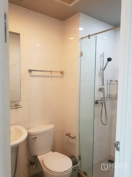 คอนโด ให้เช่าในWatthana, Bangkok - ห้องน้ำสมัยใหม่ พร้อมตู้กระจกอาบน้ำ ชักโครก และอ่างล้างหน้า