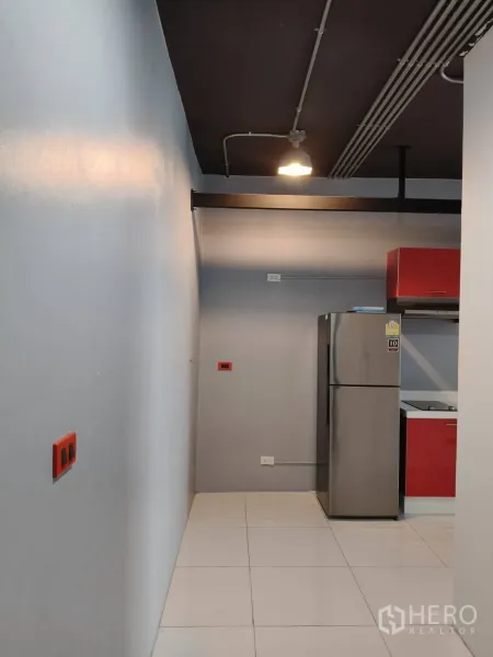 办公空间 出租在Khlong Toei, Bangkok - 走廊采用工业风裸露天花，吊灯与带不锈钢冰箱的茶水间。