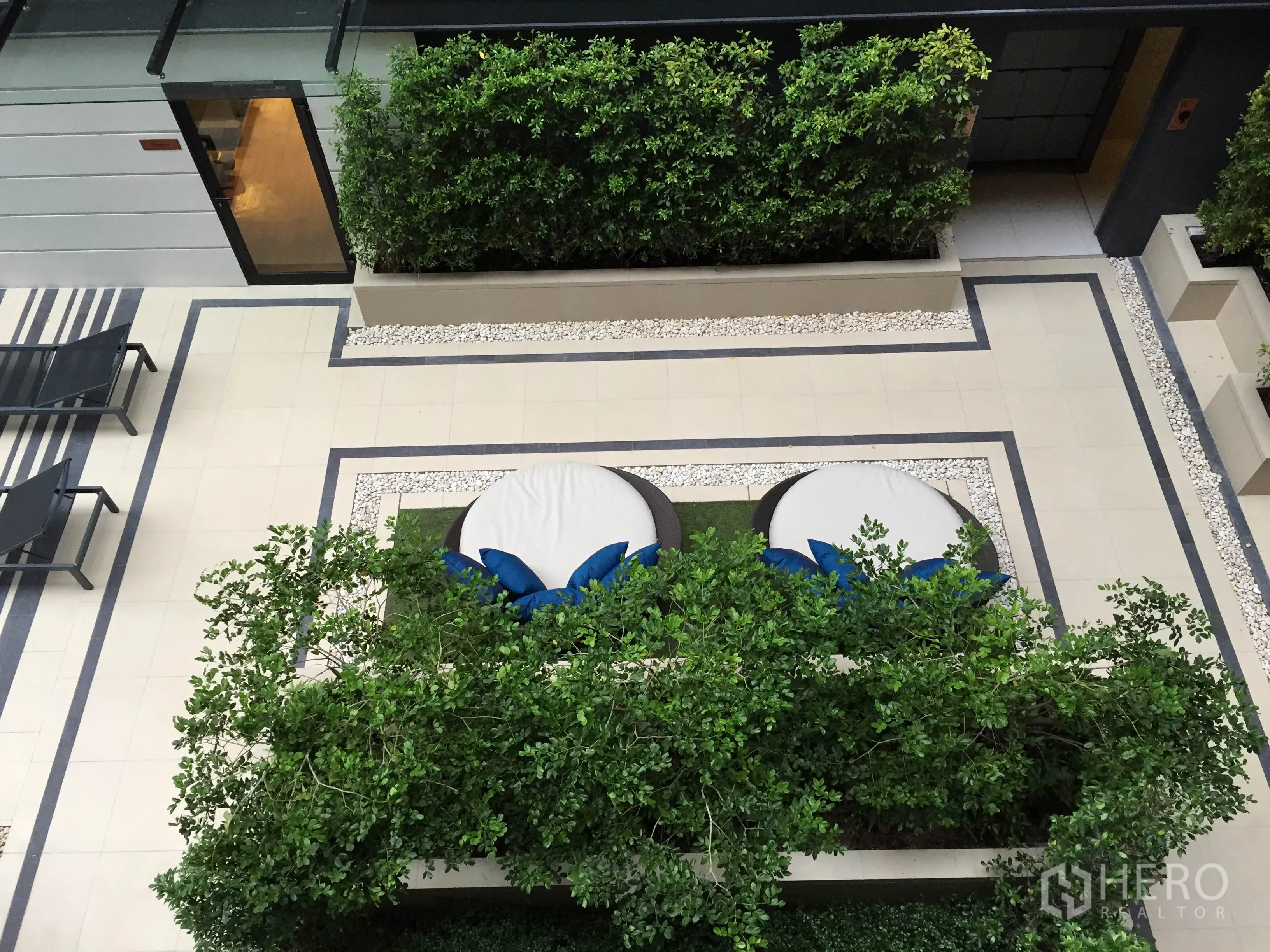 公寓 出租在Pathum Wan, Bangkok - 景观庭院，绿植围合，圆形躺椅与日光躺床。