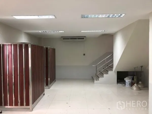 工厂 出租在Samut Prakan - 办公室大堂，瓷砖地面，通往夹层的楼梯及分隔储物柜。