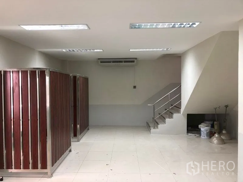 工厂 出租在Samut Prakan - 办公室大堂，瓷砖地面，通往夹层的楼梯及分隔储物柜。