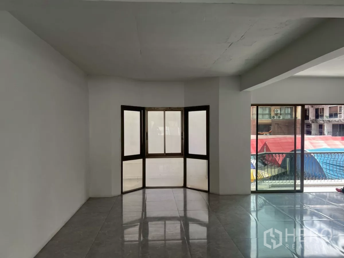 Retail Space for rent in Pathum Wan, Bangkok - Corner bay windows and sliding doors bringing daylight into the retail floor.