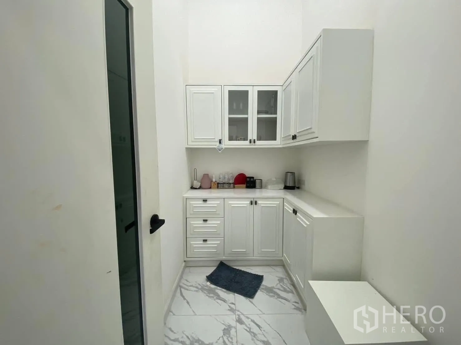 Warehouse for rent in Mueang Samut Prakan, Samut Prakan - Compact pantry with built-in cabinets and countertop.