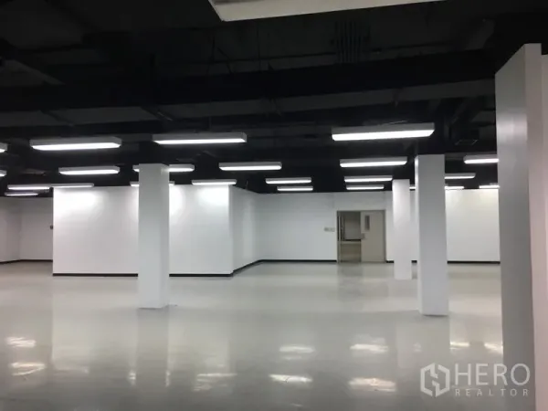 Office Space for rent in Huai Khwang, Bangkok - Spacious open‑plan office floor with white walls, pillars and bright LED panel lighting.