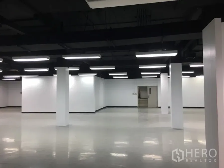 สำนักงาน ให้เช่าในHuai Khwang, Bangkok - ชั้นสำนักงานแบบโอเพ่นสเปซ กำแพงสีขาว เสา และไฟ LED สว่าง