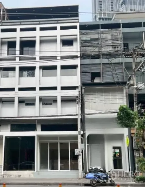店屋 出租在Watthana, Bangkok - 临街五层商铺外立面，设有玻璃店面。