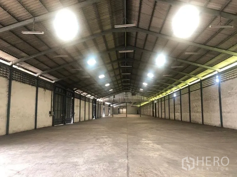 Warehouse for rent in Bang Pa-in, Phra Nakhon Si Ayutthaya - Clear-span warehouse interior with symmetrical lighting and ventilation blocks along the walls.