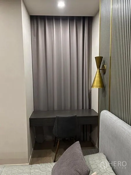 คอนโด ให้เช่าในWatthana, Bangkok - ชั้นวางและตู้เสื้อผ้าโครงเหล็กแบบเปิดข้างประตูบานเลื่อน