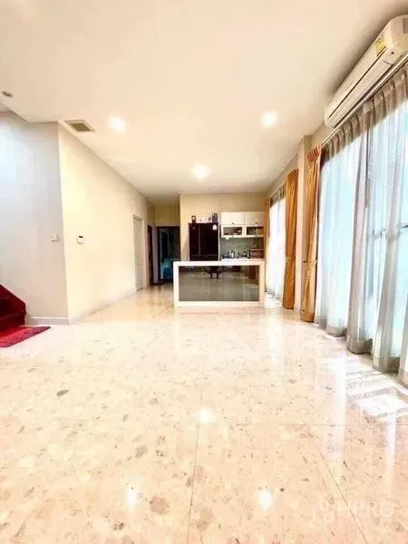 Detached House for sale in Saphan Sung, Bangkok - Open‑plan dining and pantry area with marble floors, island counter, air conditioning and floor‑to‑ceiling windows.