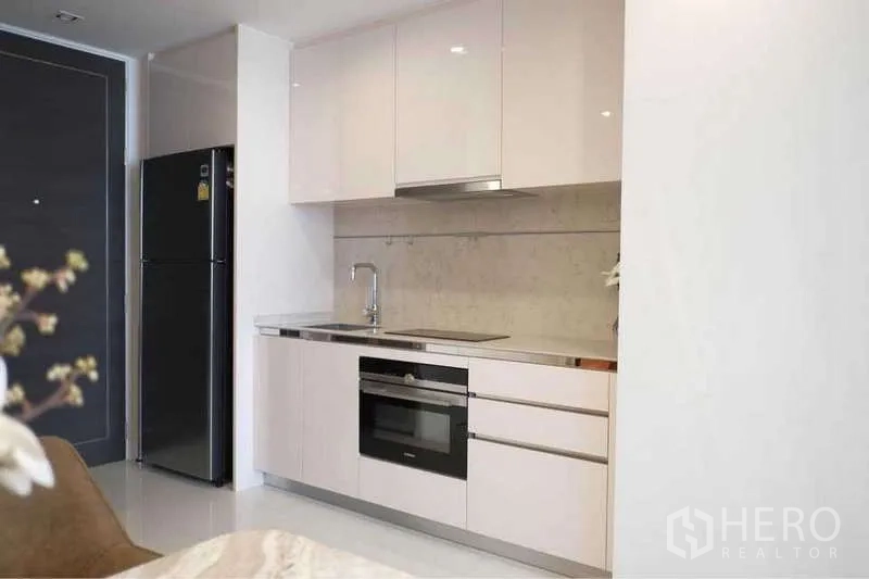 คอนโด ให้เช่าในSathon, Bangkok - ครัวบิลต์อินสมัยใหม่ มีเตาอบ ตู้เก็บของเงา และตู้เย็นขนาดใหญ่