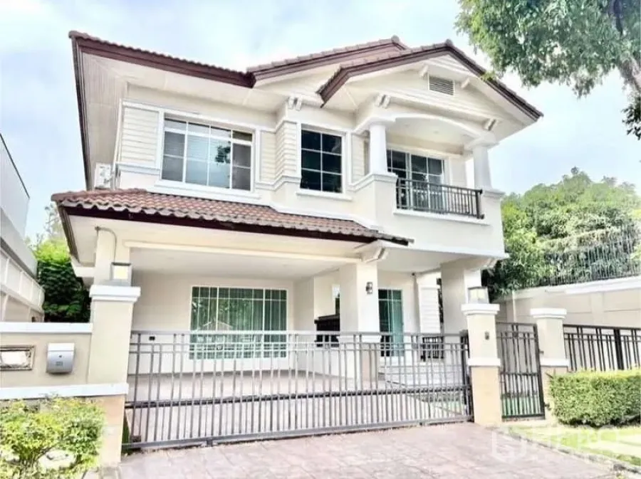บ้าน ให้เช่าในPhasi Charoen, Bangkok - ด้านหน้าบ้านเดี่ยวพร้อมประตูรั้วเหล็กและที่จอดรถในรั้ว