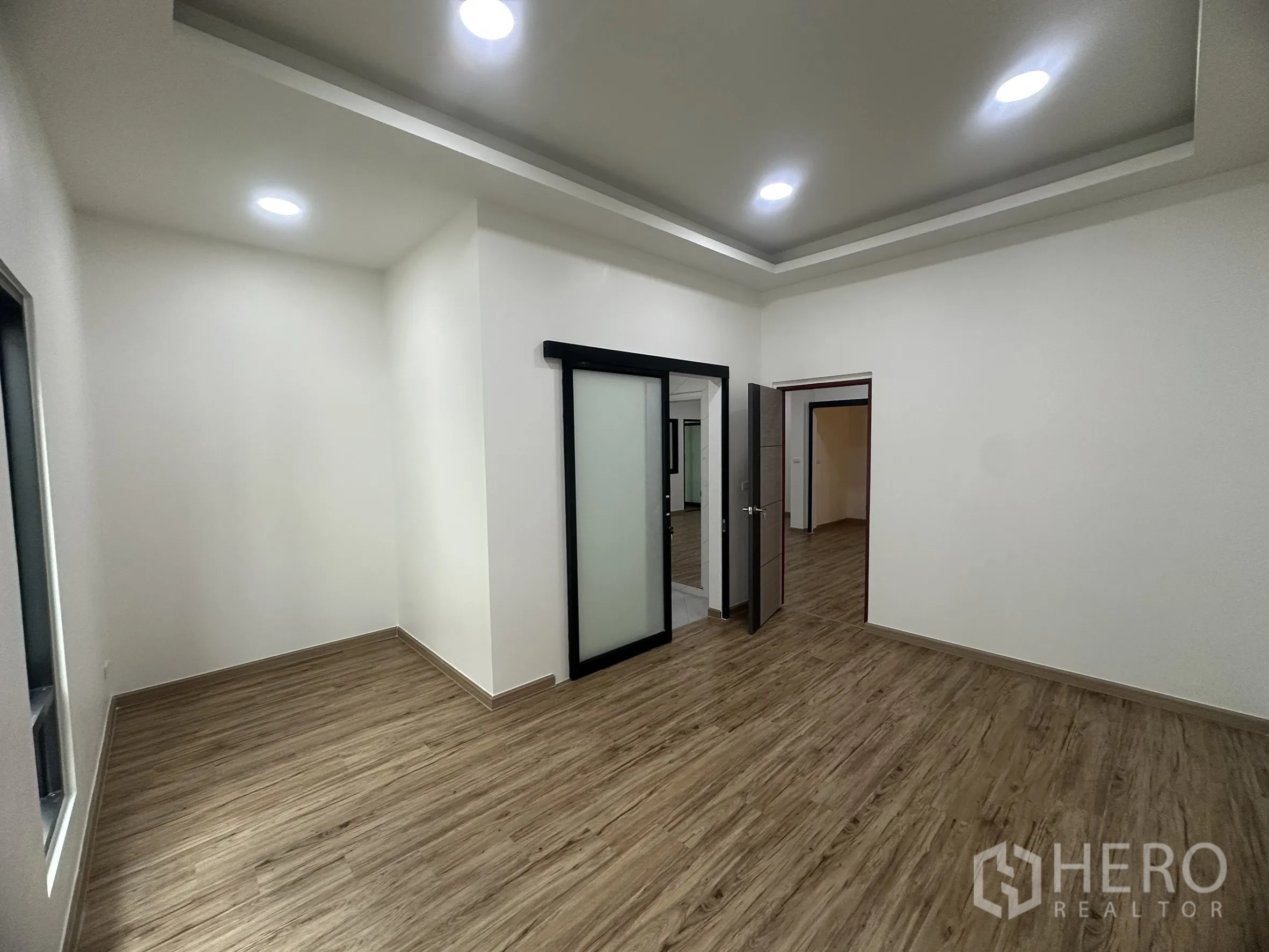 货栈 出售在Khlong Luang, Pathum Thani - 独立办公室或卧室，吊顶、推拉门与木纹地面。