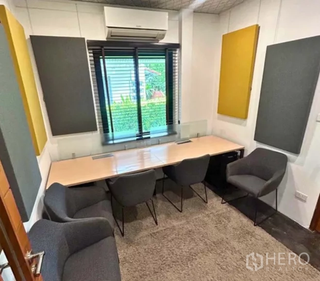 Retail Space for rent in Yan Nawa, Bangkok - Private meeting or dining room with upholstered chairs, long table and acoustic panels.