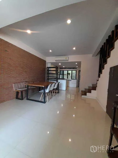 联排别墅 出租在Khlong Toei, Bangkok - 餐区与开放式厨房，外露红砖墙
