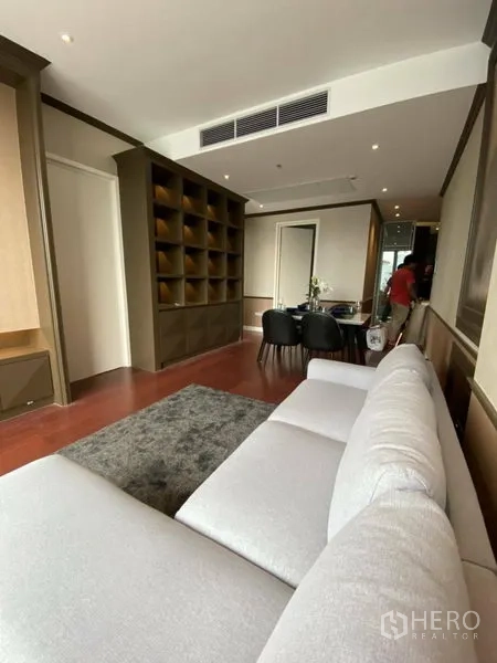 公寓 出租在Watthana, Bangkok - 狭长客餐一体空间，木地板、内置收纳和隐藏式空调。