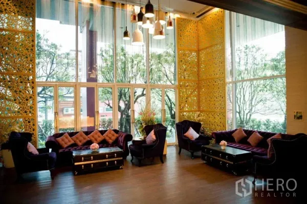 คอนโด ให้เช่าในWatthana, Bangkok - ล็อบบี้เพดานสูงหรูหรา โซฟากำมะหยี่ หน้าต่างบานใหญ่ โคมไฟแขวน และฉากตกแต่งสีทอง