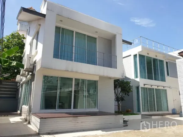 独立式住宅 出租在Khlong Toei, Bangkok - 白色现代两层独栋住宅，落地窗与车道，位于素坤迈区域。