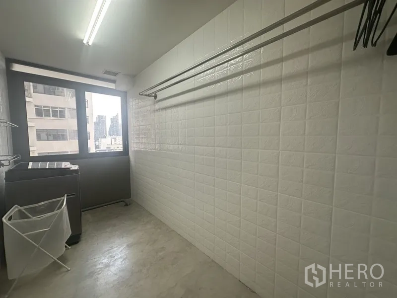 公寓 出售在Watthana, Bangkok - 洗衣晾晒间，窗户、洗衣机与挂杆