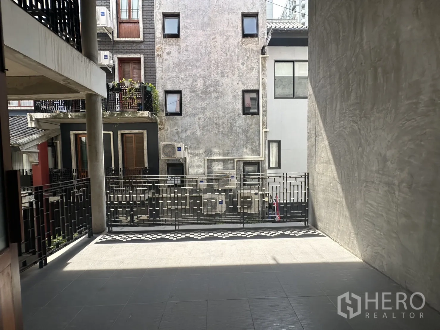 带办公室的家 出租在Pathum Wan, Bangkok - 罩棚露台，地砖铺设，几何金属栏杆。