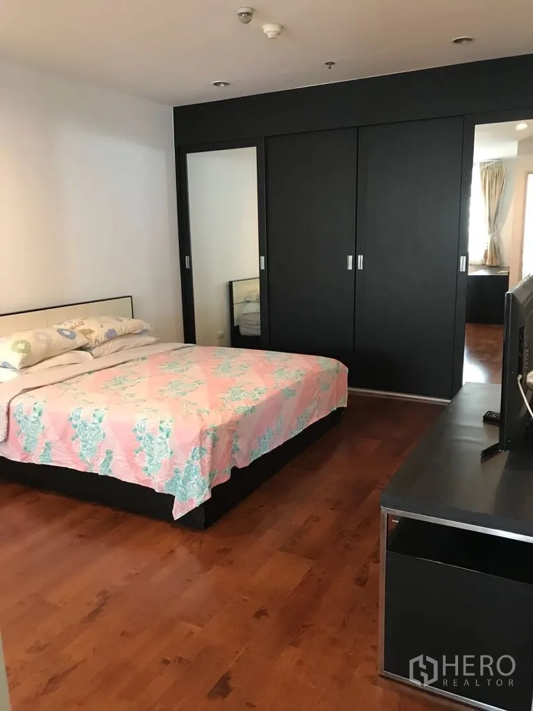 公寓 出租在Watthana, Bangkok - 主卧配大衣柜与电视柜，木地板