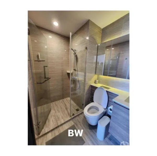 คอนโด ให้เช่าในPhra Khanong, Bangkok - ห้องน้ำสมัยใหม่ มีตู้ชาวเวอร์กระจก เคาน์เตอร์อ่างล้างหน้า และโถสุขภัณฑ์