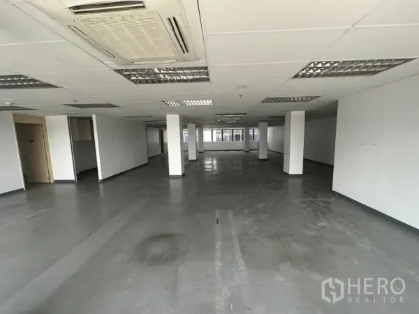 办公空间 出租在Khlong Toei, Bangkok - 宽敞开放式办公室，多根立柱与天花嵌入式空调。