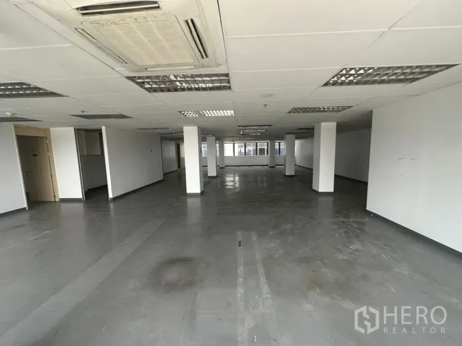 办公空间 出租在Khlong Toei, Bangkok - 宽敞开放式办公室，多根立柱与天花嵌入式空调。