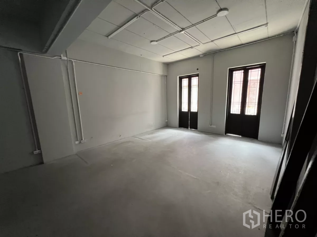 带办公室的家 出租在Pathum Wan, Bangkok - 中层房间，成对法式窗与中性色墙面。