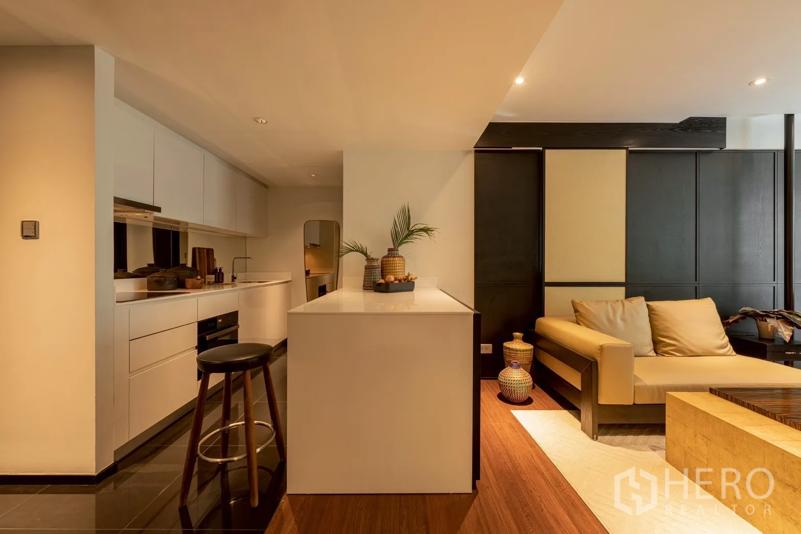 คอนโด for rent or sale in Pathum Wan, Bangkok - ไอส์แลนด์ครัวข้างโซฟา พร้อมตู้ครัวสีขาวทันสมัย