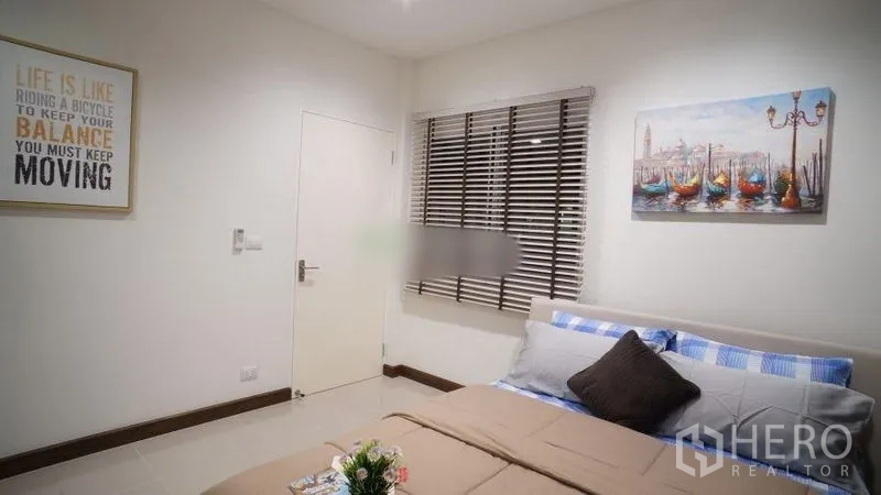 Detached House for rent or sale in Bang Phli, Samut Prakan - Ground-floor guest bedroom with neutral decor, blinds and framed artwork.