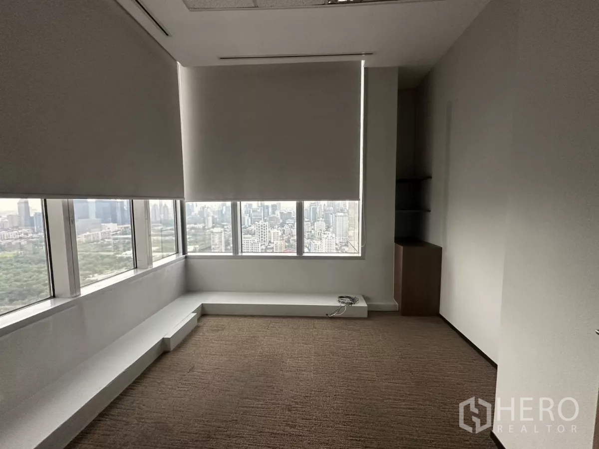 办公空间 出租在Watthana, Bangkok - 转角办公室，配卷帘与全景城市视野。