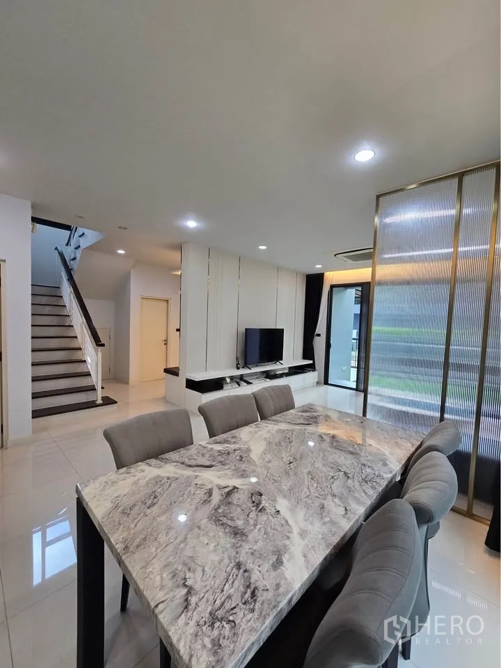 Detached House for rent in Bang Kapi, Bangkok - Dining area with marble-top table and upholstered chairs.