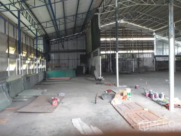 คลังสินค้า ให้เช่าในPak Kret, Nonthaburi - อาคารคลังสินค้าแผ่นเมทัลชีท ช่องลมระบายอากาศ พร้อมพื้นที่จัดเก็บหรือผลิต