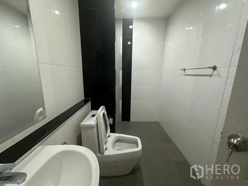 Home Office for rent in Bang Na, Bangkok - Modern bathroom with sink, toilet, bidet and white wall tiles.