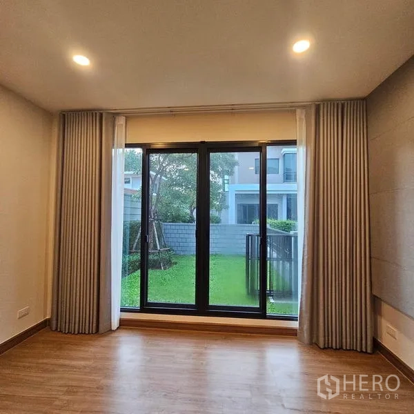 Detached House for rent in Saphan Sung, Bangkok - Multipurpose room with sliding glass doors opening to a private lawn garden.