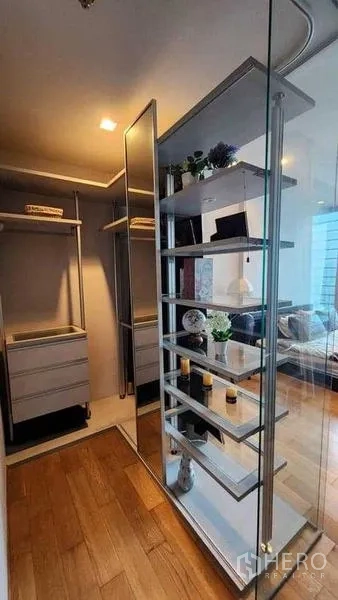 Condominium for rent in Khlong Toei, Bangkok - Walk-in closet with shelving, mirror and storage drawers.