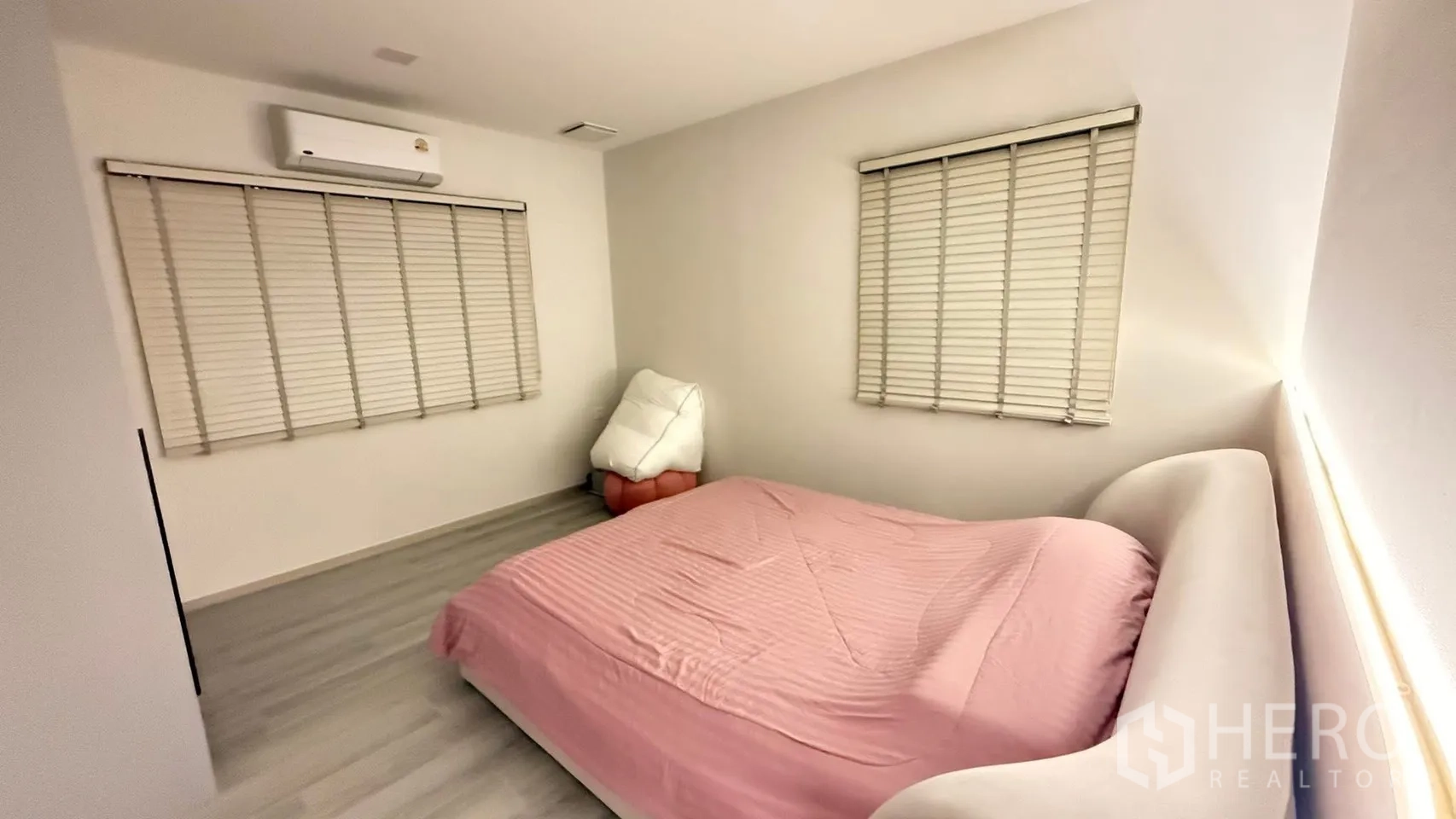 独栋房屋 for rent or sale in Bang Phli, Samut Prakan - 次卧配粉色床品、百叶窗与空调。