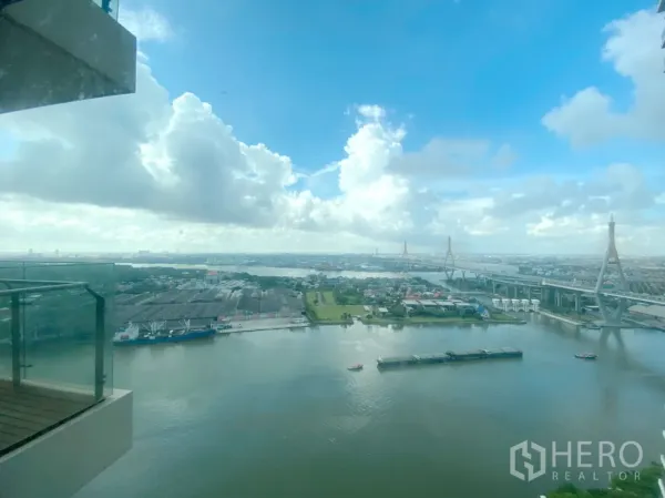 公寓 出售在Yan Nawa, Bangkok - 高楼阳台望湄南河与普密蓬大桥景观，The Pano公寓。