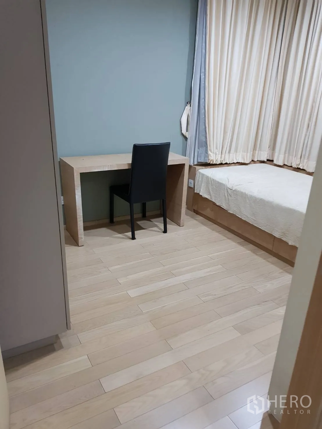 Condominium for rent in Khlong Toei, Bangkok - Second bedroom featuring a study desk, chair and a large curtained window.