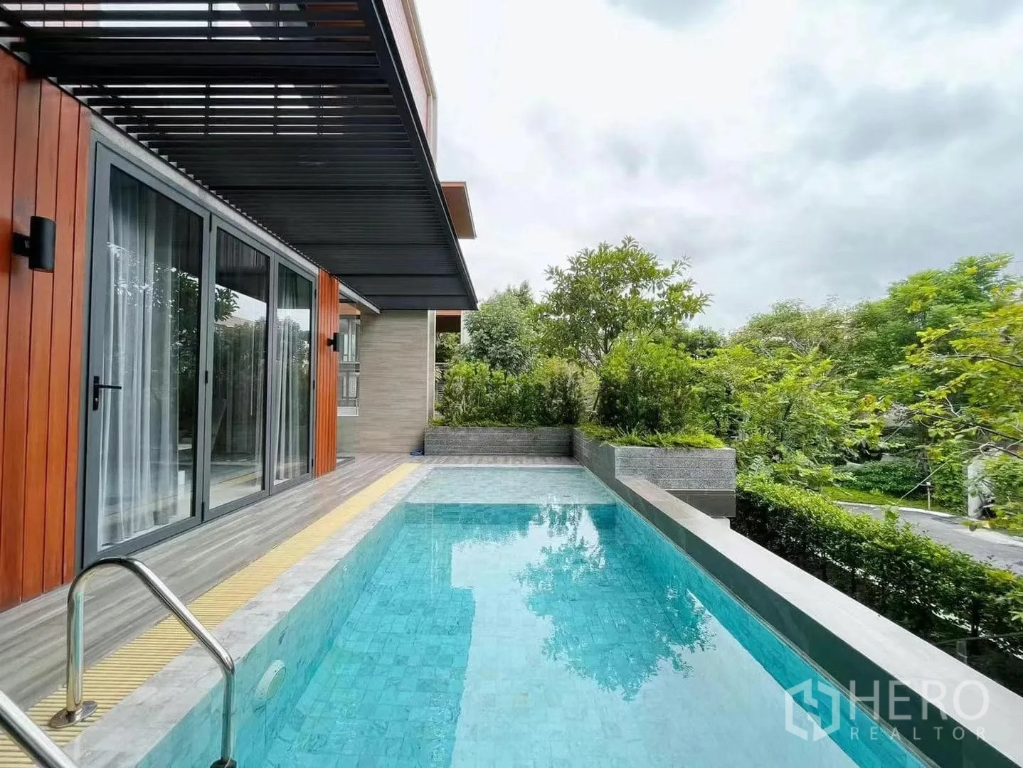 Detached House for rent or sale in Yan Nawa, Bangkok - Private lap pool beside the house with trees and awning.