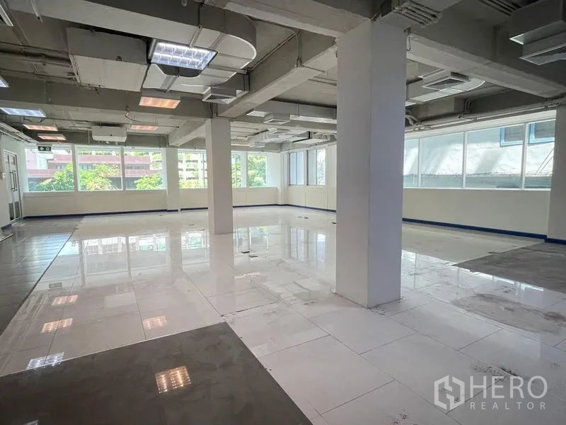 สำนักงาน ให้เช่าในRatchathewi, Bangkok - ชั้นสำนักงานกว้าง มีเสากลาง ระบบปรับอากาศท่อลม และแสงธรรมชาติจากหน้าต่างรอบด้าน