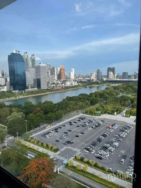Condominium for rent or sale in Khlong Toei, Bangkok - High-floor window view of Benjakitti Park lake, skyline and parking from Watthana condo