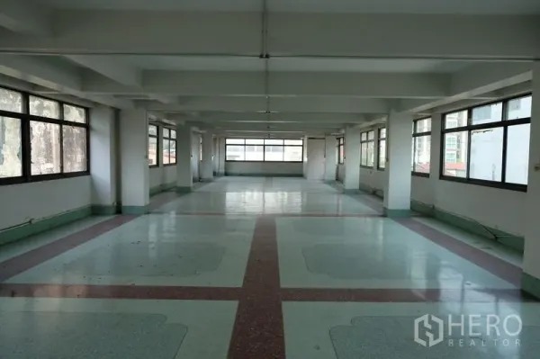 办公空间 出租 - 开放式办公楼层，沿窗采光充足，水磨石地面与梁柱结构，位于曼谷沙吞。