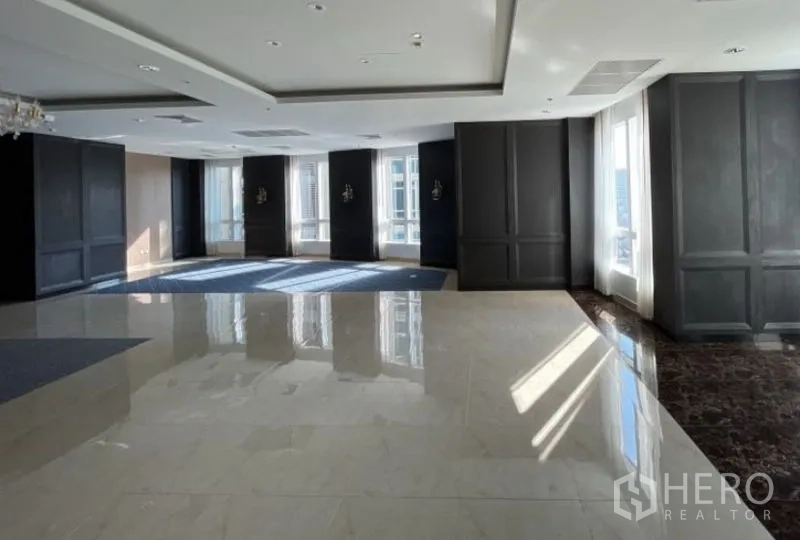 สำนักงาน ให้เช่า - พื้นที่เปิดโล่งขนาดใหญ่ ผนังสีดำ หน้าต่างกรองแสงหลายบาน