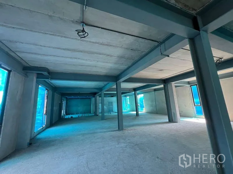 Retail Space for rent in Pathum Wan, Bangkok - Wide unfinished retail space with a regular column grid and tall windows allowing natural light.