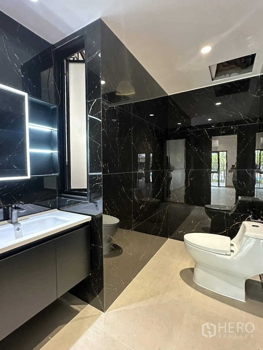 家庭办公室 for rent in Watthana, Bangkok - 现代浴室，黑色大理石墙与背光镜。