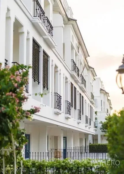 Townhouse for rent in Phra Khanong, Bangkok - Elegant townhouse façade with shutters and columned arches.