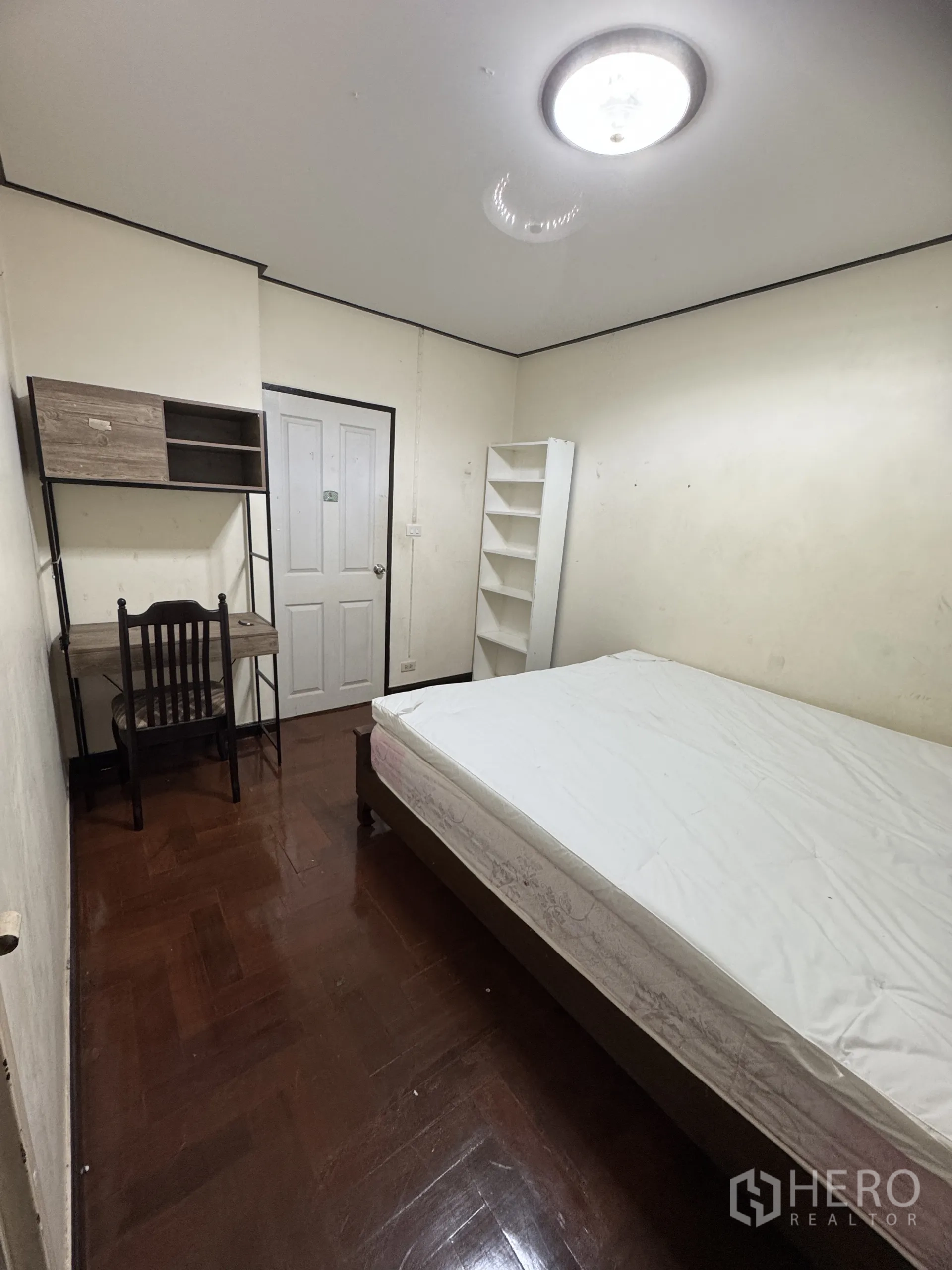独立式住宅 出租在Min Buri, Bangkok - 次卧配床、学习书桌、置物架与木地板。